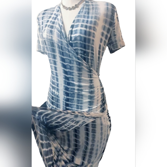 🔥 Faux Wrap Black and Gray Short Sleeved Tie Dye Dress - Picture 7 of 12